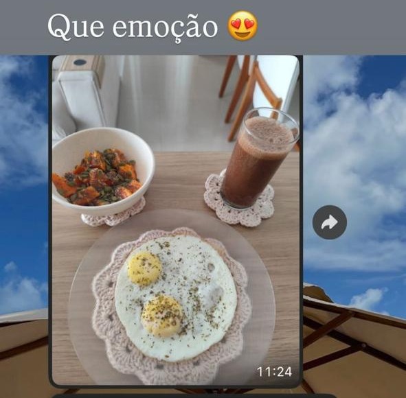 Foto de uma refeição compartilhada por uma participante: ovos, legumes assados e uma bebida